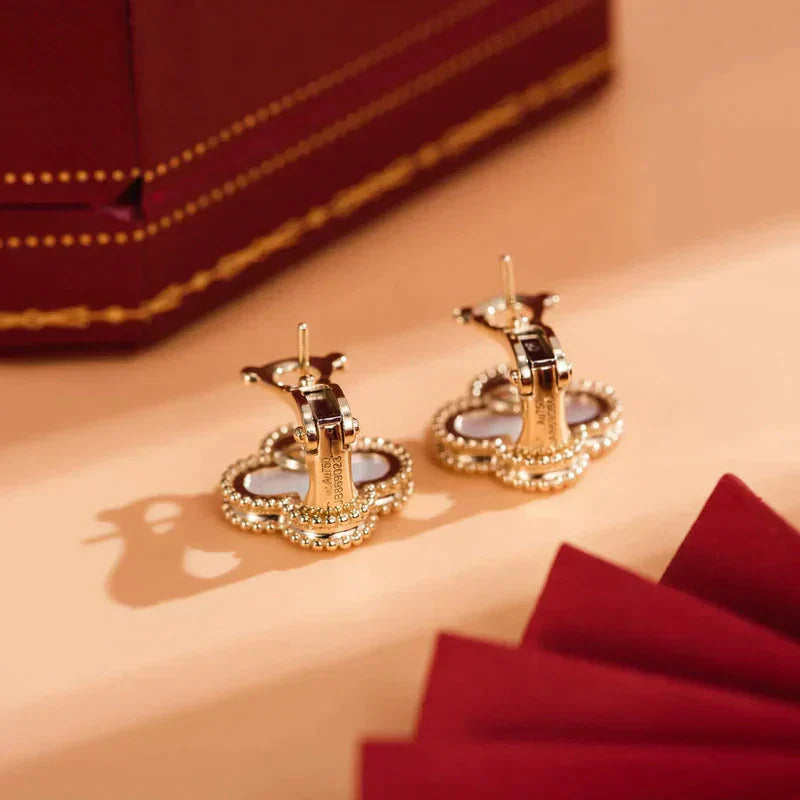 VCA CLOVER MEDIUM 1 MOTIFS WHITE MOP STUD EARRINGS