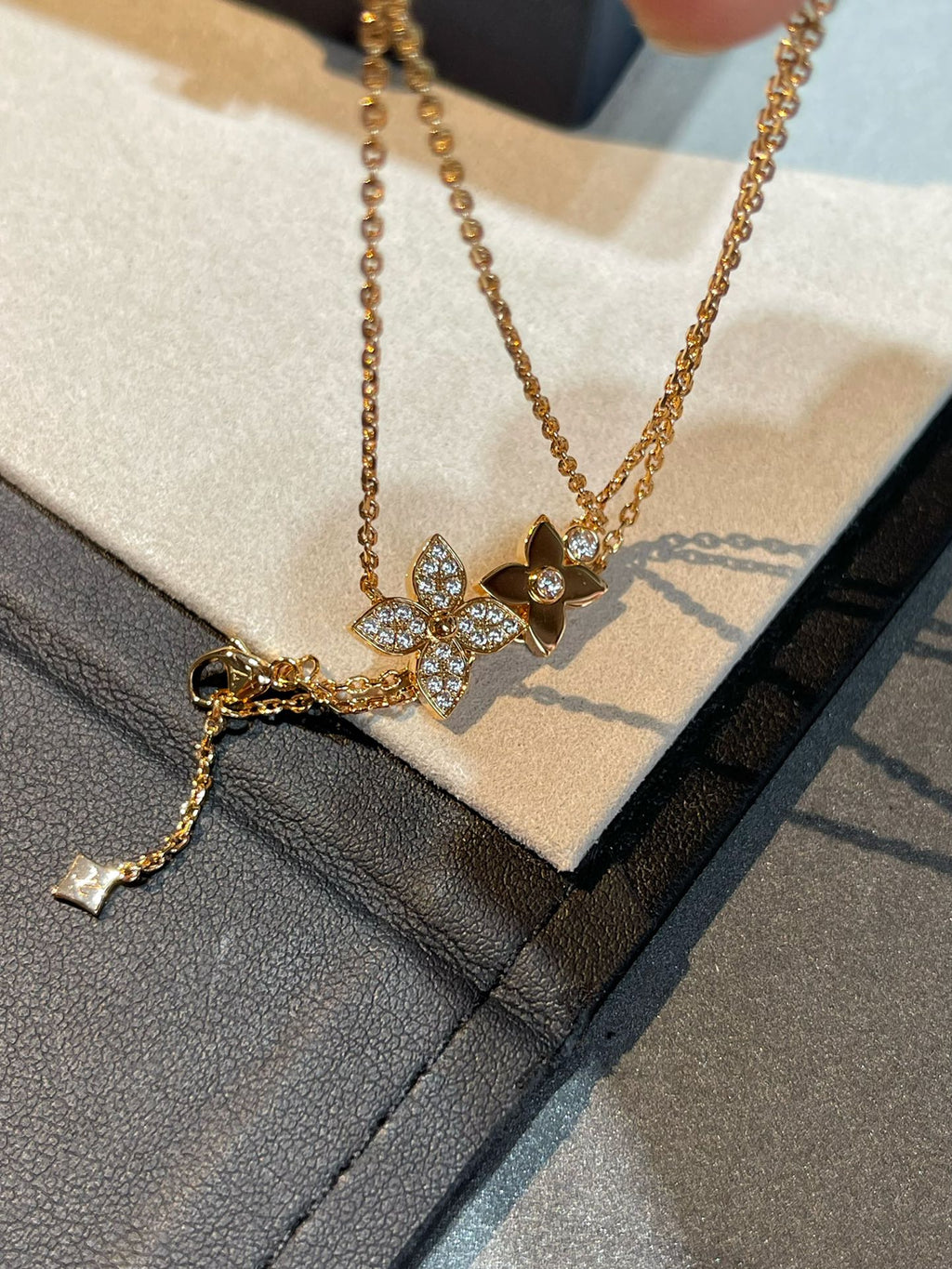 LOUIS VUITTON STAR BLOSSOM NECKLACE PINK GOLD DIAMONDS