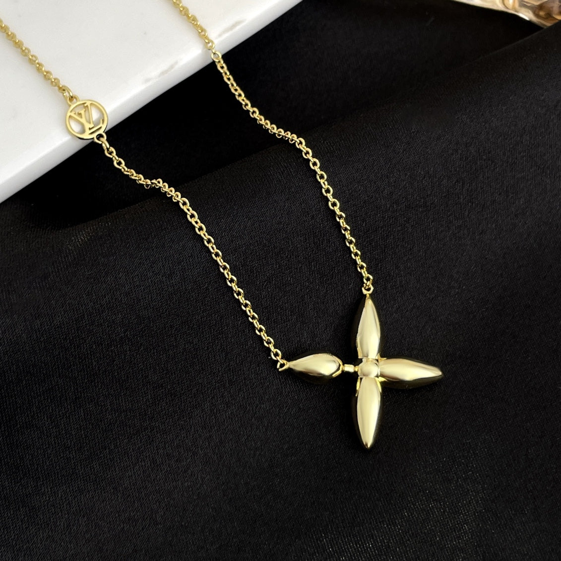 LOUIS VUITTON LOUISETTE GOLD NECKLACE