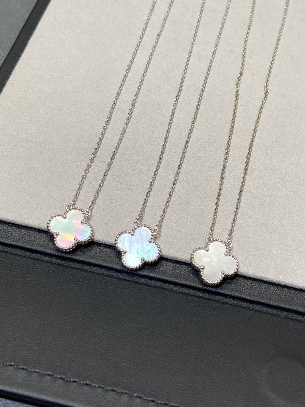 VCA CLOVER MEDIUM SILVER WHITE MOP NECKLACE