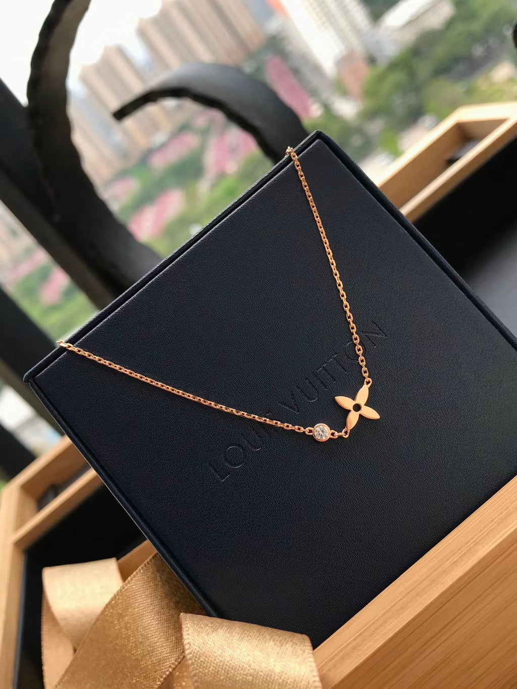 LOUIS VUITTON BLOSSOM PENDANT PINK GOLD AND DIAMOND
