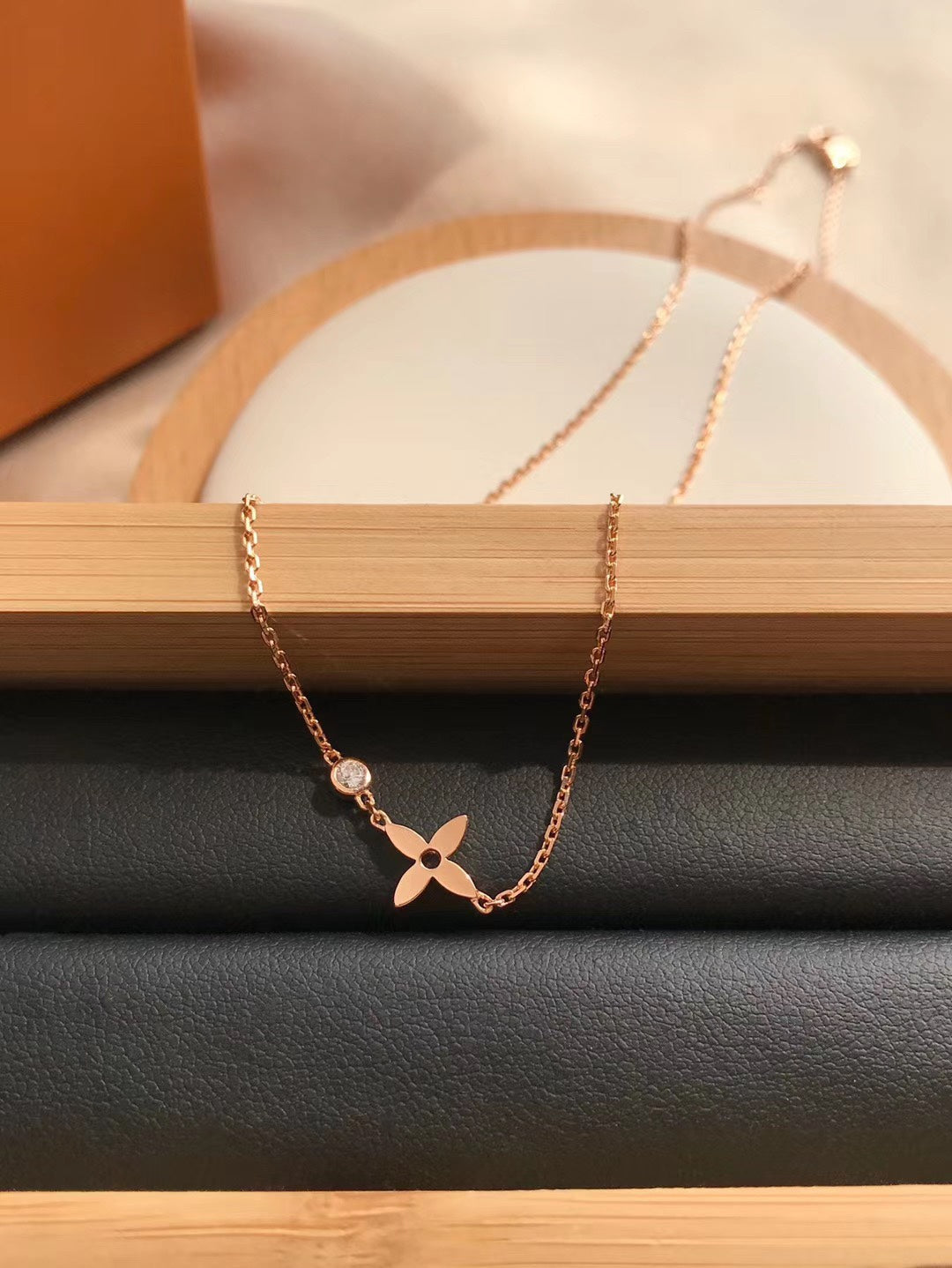 LOUIS VUITTON BLOSSOM PENDANT PINK GOLD AND DIAMOND