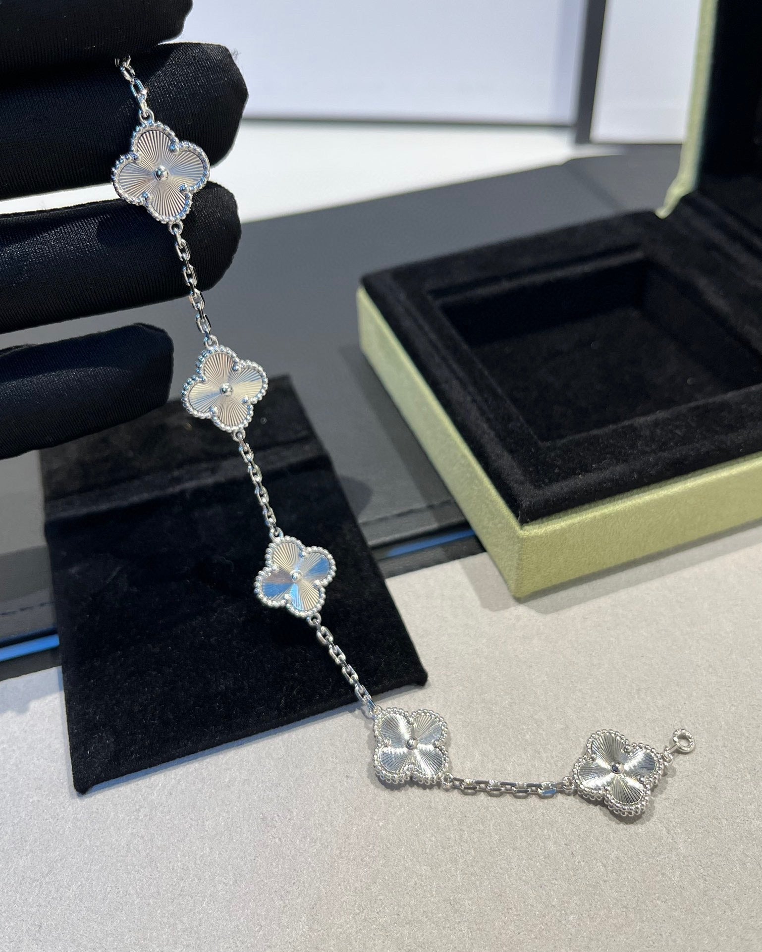VCA CLOVER 5 MOTIF LASER BRACELET COLLECTION