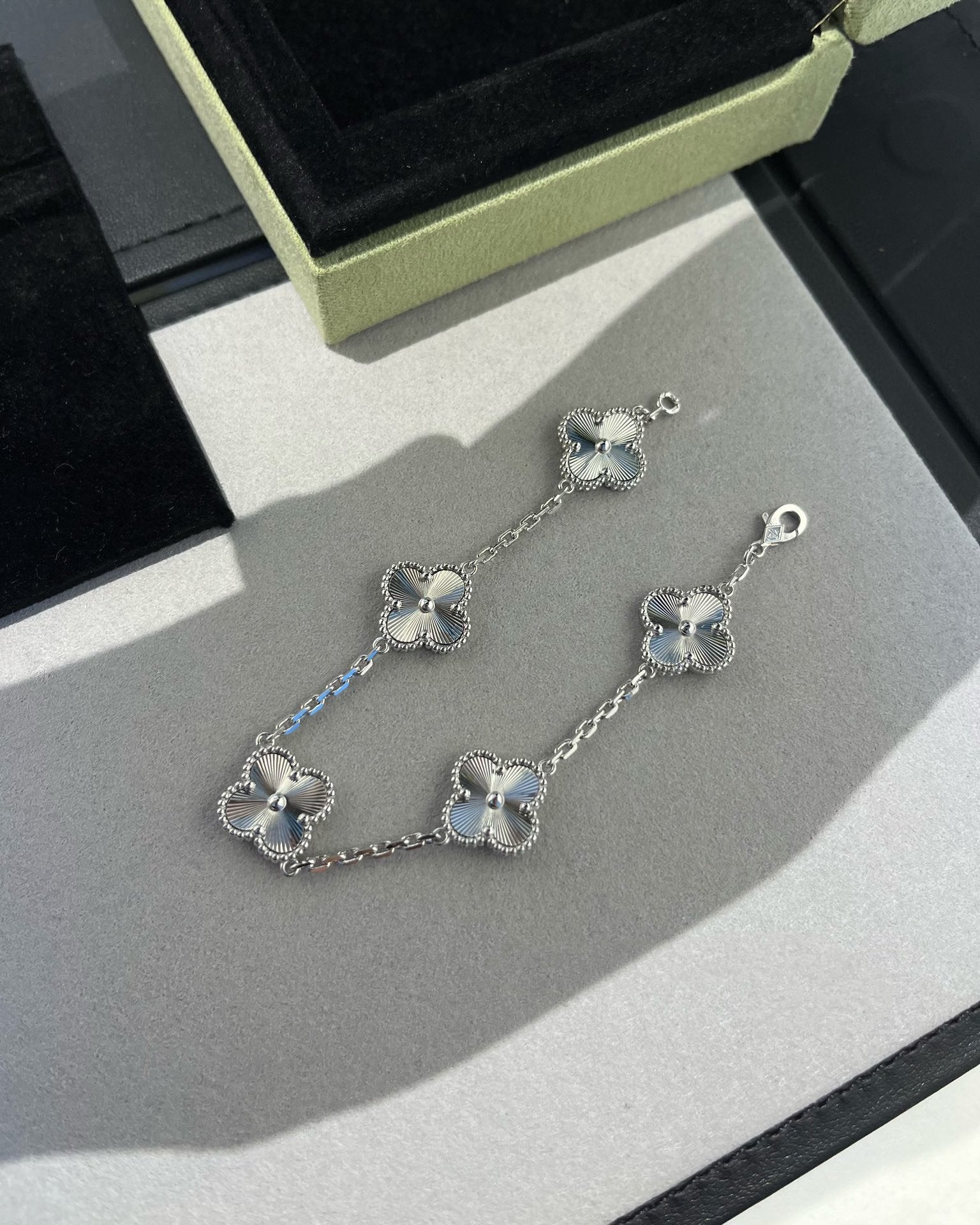 VCA CLOVER 5 MOTIF LASER BRACELET COLLECTION